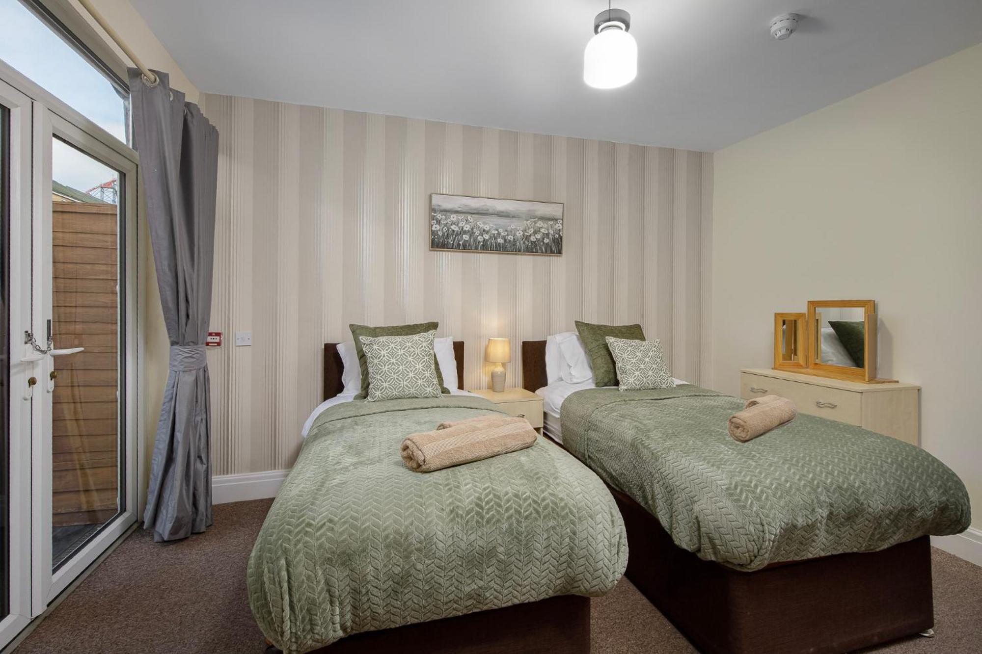 Arnside - Spacious 10-Bedroom Seaside Cottage Blackpool Exterior photo